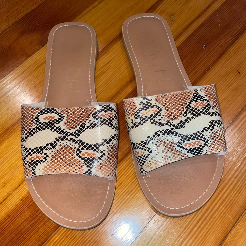 Beach Sandals, Snake print, size 8 women’s